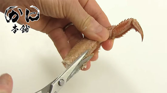 脚の側面を切っている途中