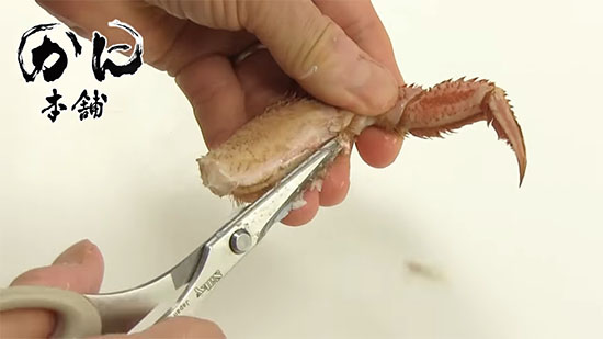 さらに脚の側面を切っていく