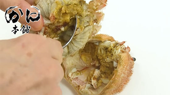 胴体の真ん中のカニみそを集める