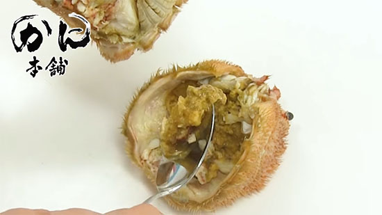 カニみそをさらに集める