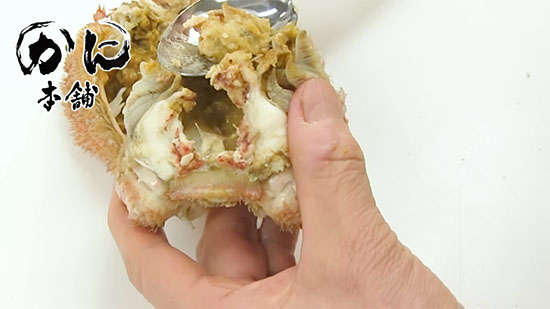 さらにカニみそを集める