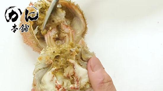 最後まできちんとカニみそを集める