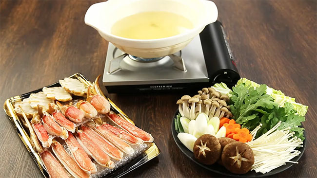 カニと野菜などをテーブルに並べてカニ鍋の準備が完了した写真