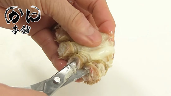 肩の部分を切り開く