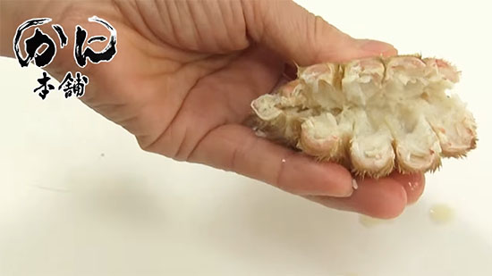 さらに肩の部分を切り開く