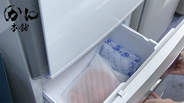 タラバガニを冷凍庫から出す