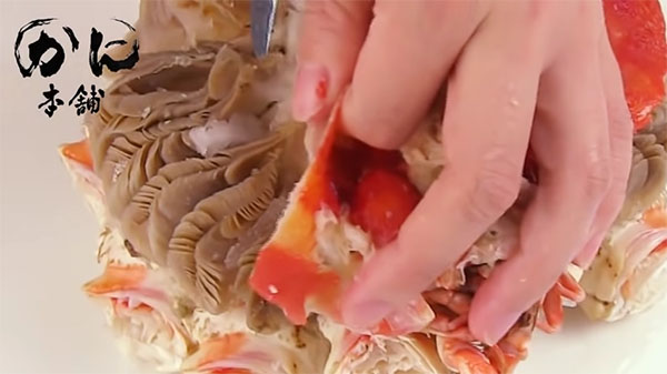 赤い皮を切り取っている所