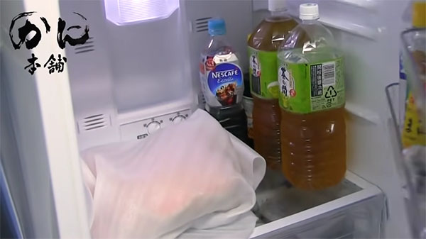 タラバガニを冷蔵庫に入れる