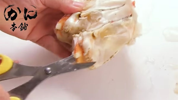 指と指の部分を切る