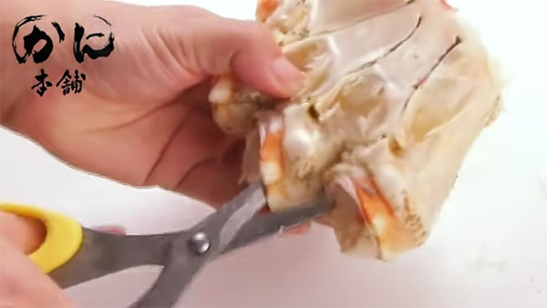 指と指の部分を切っている所