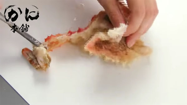 ふんどしの周りの部分を切っている所