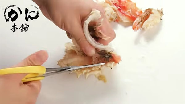 薄皮をはがしている所