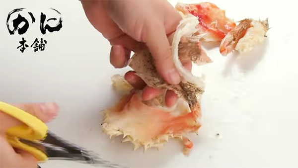 もう少しで薄皮をはがし終える所