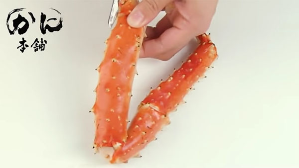 脚の殻の側面を切る