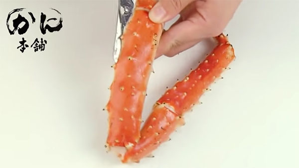 脚の殻の側面を切っている所