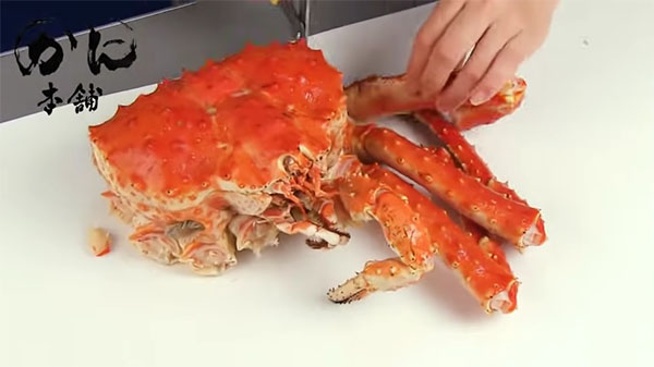 タラバガニの脚を切り離している所