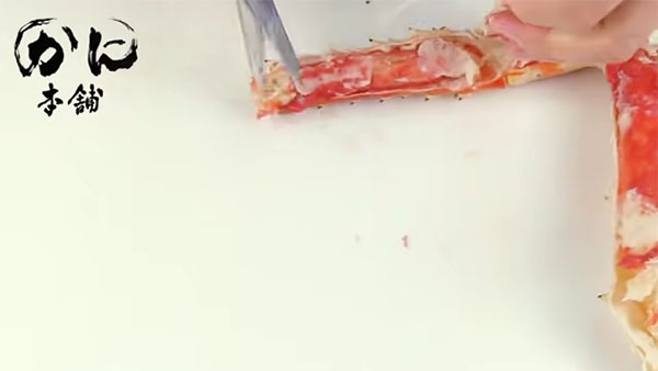 中の骨を抜きながら殻を取り外す