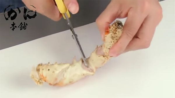 関節の柔らかい部分を切る