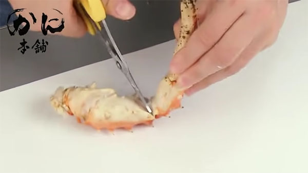 関節の柔らかい部分を切っている所