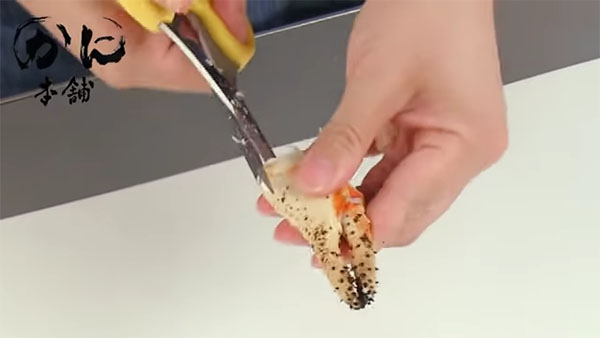 爪の部分を切る