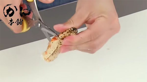 側面の切り終わりからはさみを入れて、殻を切り離す