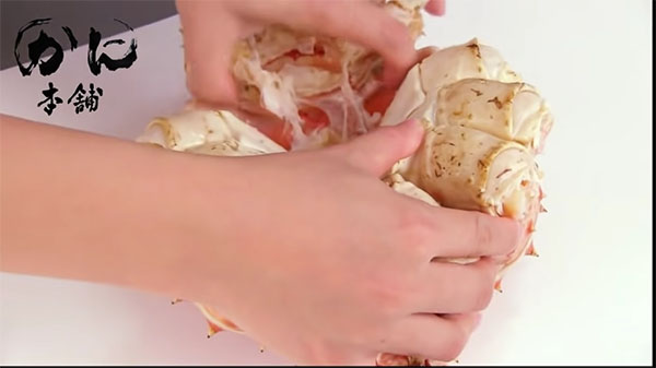 タラバガニのふんどしを外している所