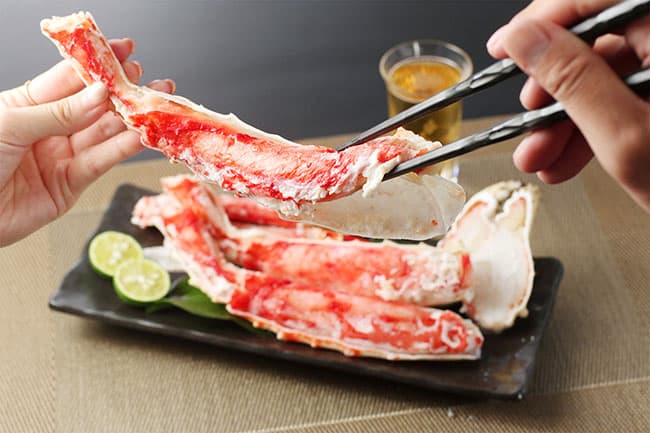 タラバガニをそのまま食べる画像